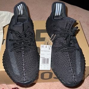 Yeezy 350 V2 ONYX size 11 in men’s BRAND NEW